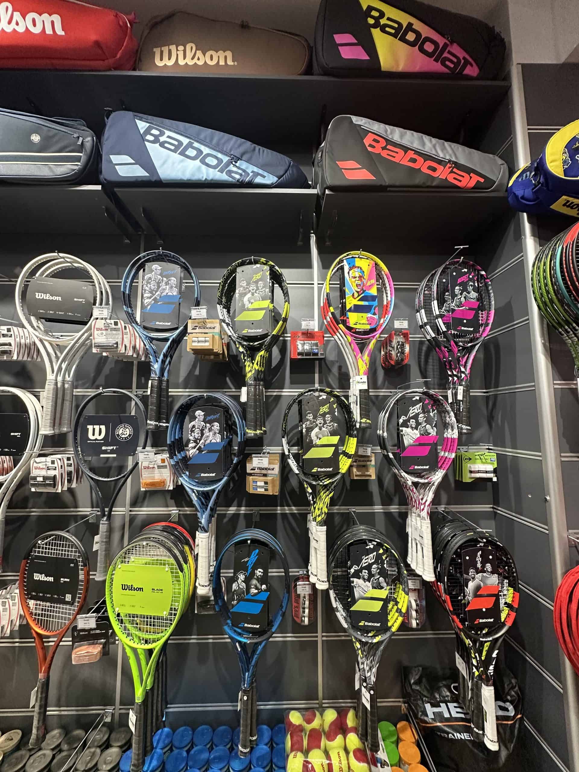 İzmit Kocaeli Renda Tenis mağazasında sergilenen Babolat tenis raketleri ve Babolat duvar standı