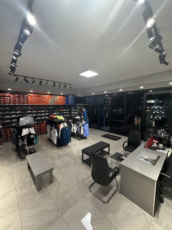 Renda Tenis İzmit Kocaeli mağazasının geniş açılı iç mekan fotoğrafı – tenis ekipmanları, ayakkabılar, raketler ve giyim alanı