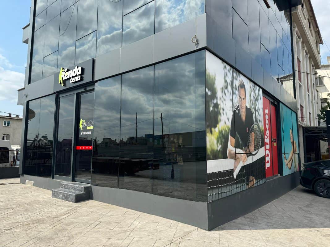 İzmit Kocaeli Renda Tenis mağazası dış cephe fotoğrafı – tenis raketleri, tenis ayakkabıları ve profesyonel tenis ekipmanları satışı.