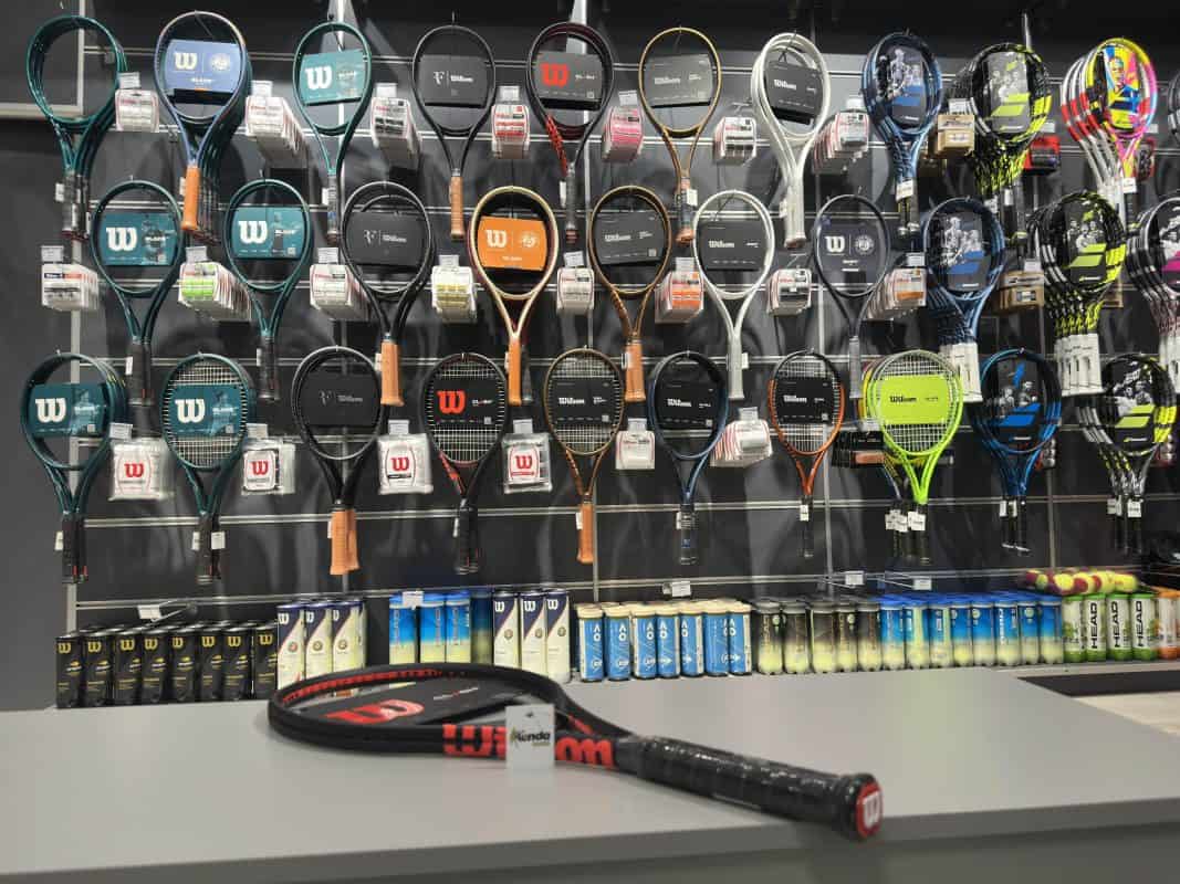 Wilson tenis raketleri vitrin görüntüsü – Renda Tenis İzmit Kocaeli tenis mağazası